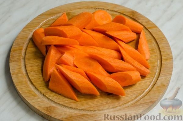 Говяжья грудинка, томлённая с помидорами и морковью (в духовке)