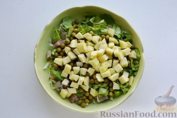Салат с селёдкой, капустой, яблоком и зелёным горошком