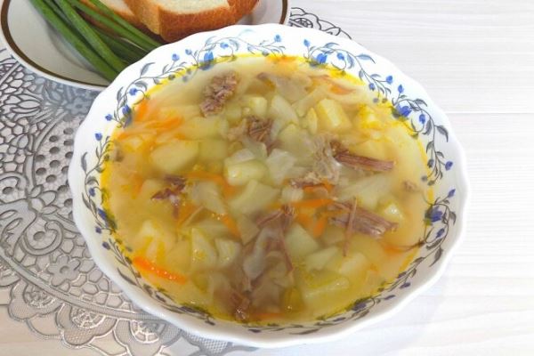 Суп из тушенки со свежей капустой и зеленым горошком