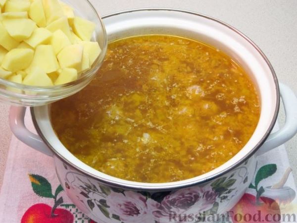 Сырный суп с фрикадельками, картофелем и вермишелью