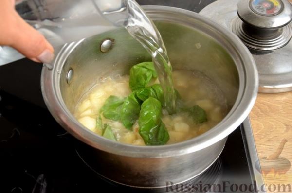 Сырный суп с грушей и грецкими орехами