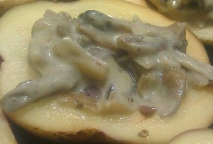 Жюльен с грибами в картофельной кокотнице