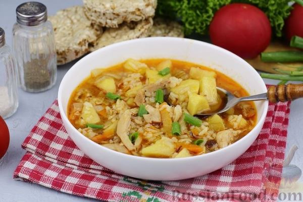 Куриный суп с рисом, яблоками и овощами