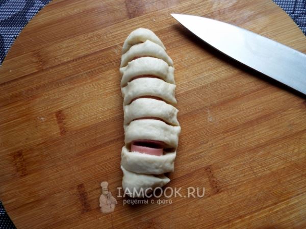 Сосиски в тесте косичкой в духовке (с сыром и помидорами)