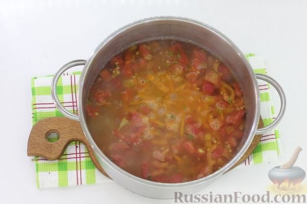 Суп с килькой в томате, рисом, помидорами и сладким перцем