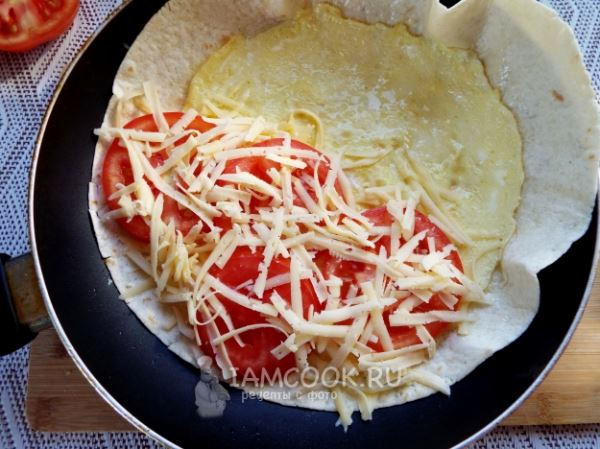 Тортилья с начинкой на сковороде (с яйцом, сыром и помидорами)